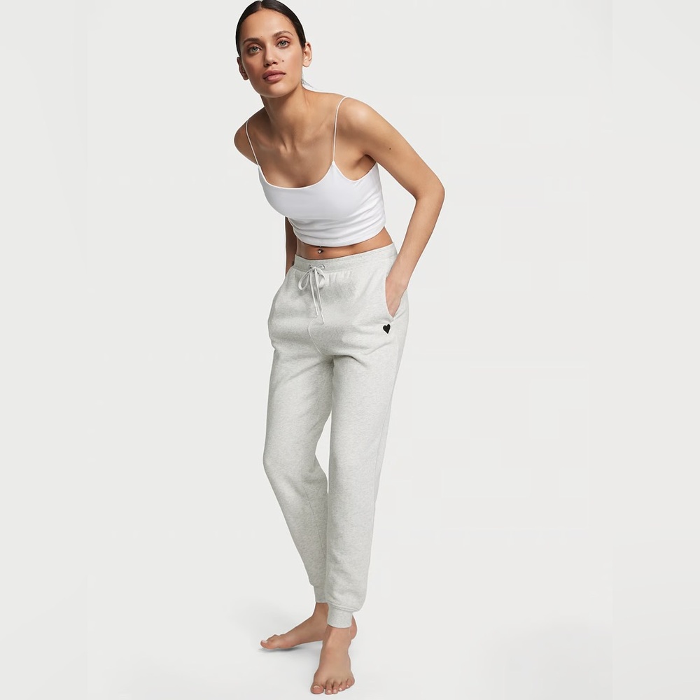 VICTORIA'S SECRET
Cotton Fleece Pullover
High-Rise Jogger Pants
Sm